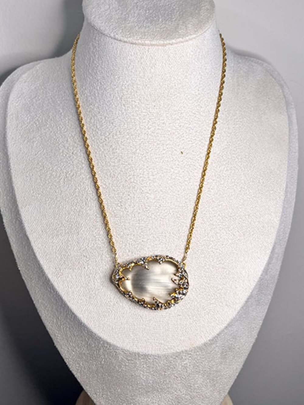 Alexis Bittar Gold-Tone Lucite Pendant Necklace in a Brutalist-Inspired Setting